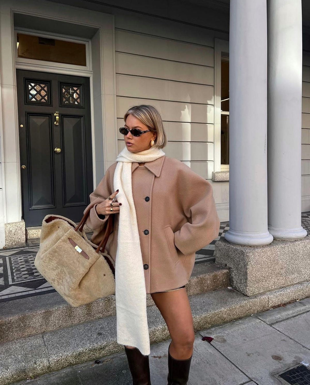 Oversized uld trenchcoat i beige med cropped design