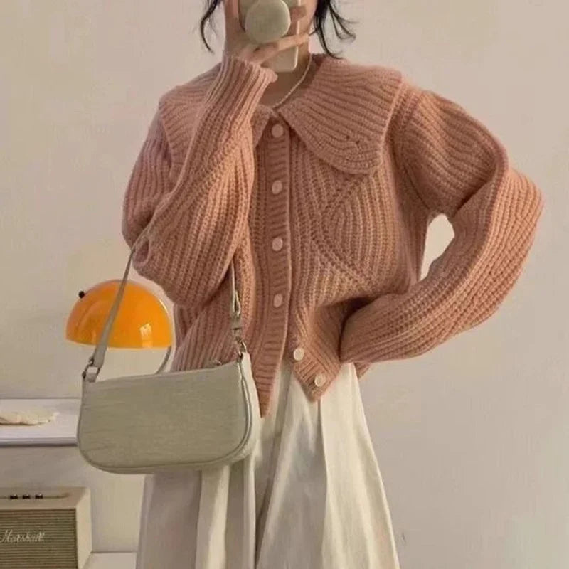 Strikcardigan med krave og knaplukning