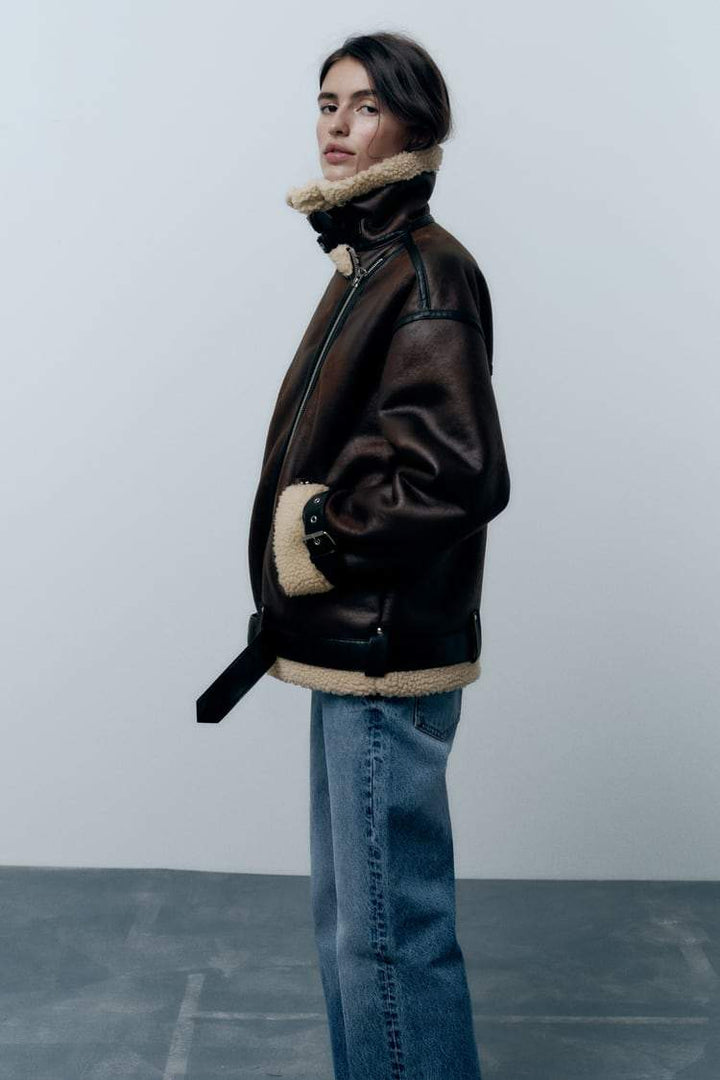 Lang frakke til kvinder med reverskrave og knaplukning