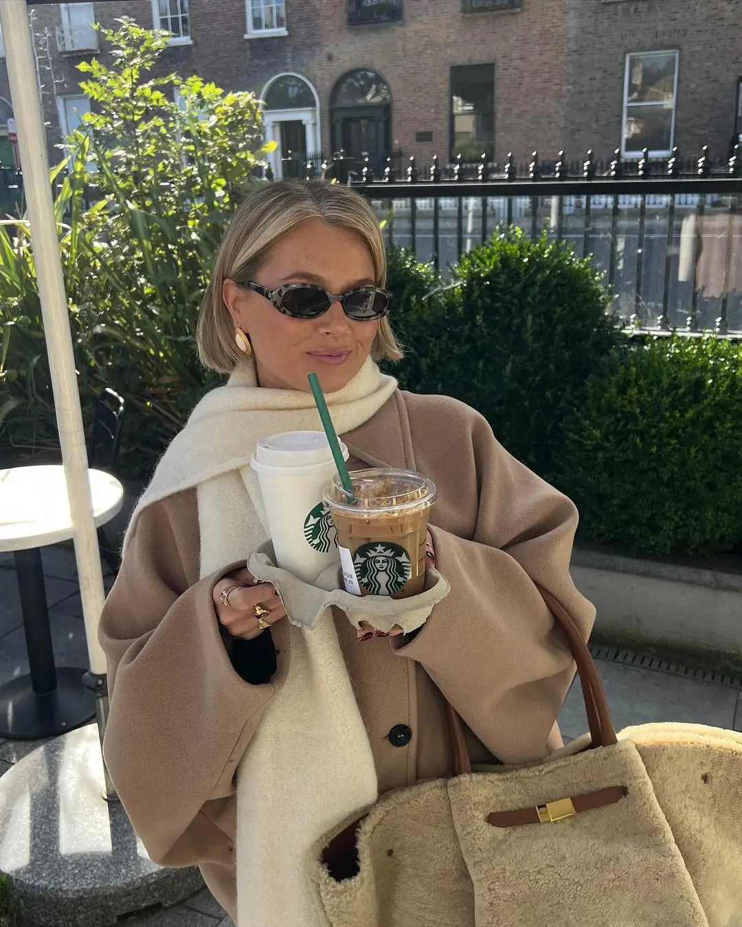 Oversized uld trenchcoat i beige med cropped design