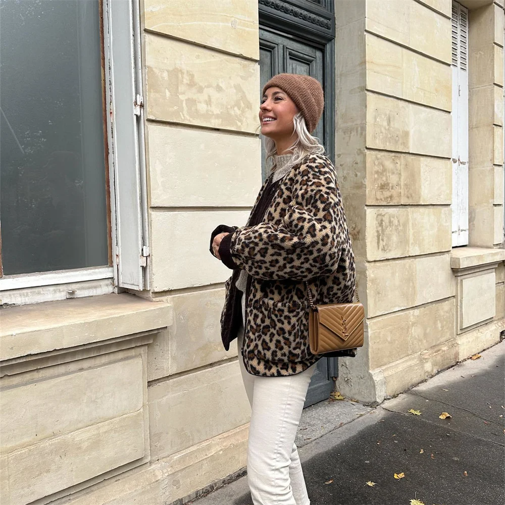 Damejakke med leopard print – varm jakke med knapper