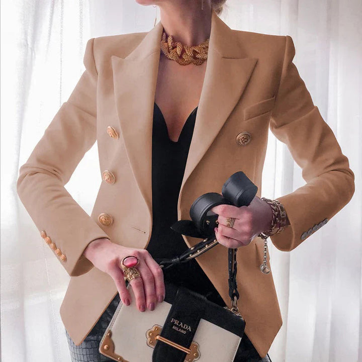 Tætsiddende blazer med store knapper