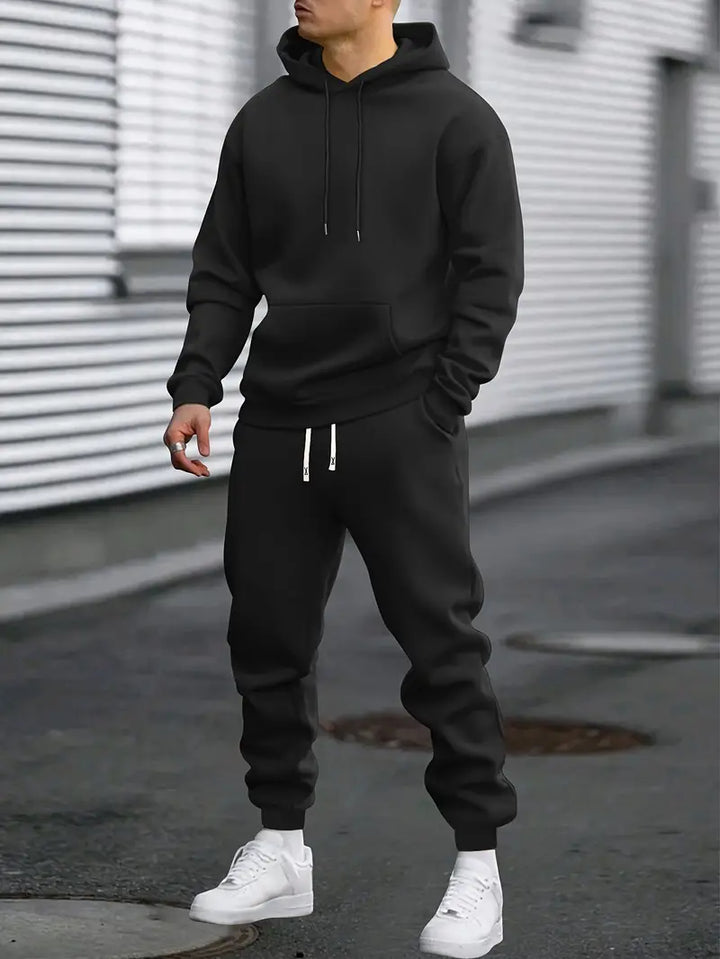 Sporty træningsdragt til mænd med sweatshirt og bukser