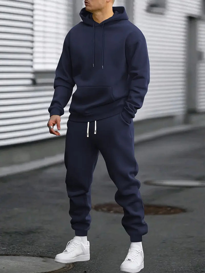 Sporty træningsdragt til mænd med sweatshirt og bukser