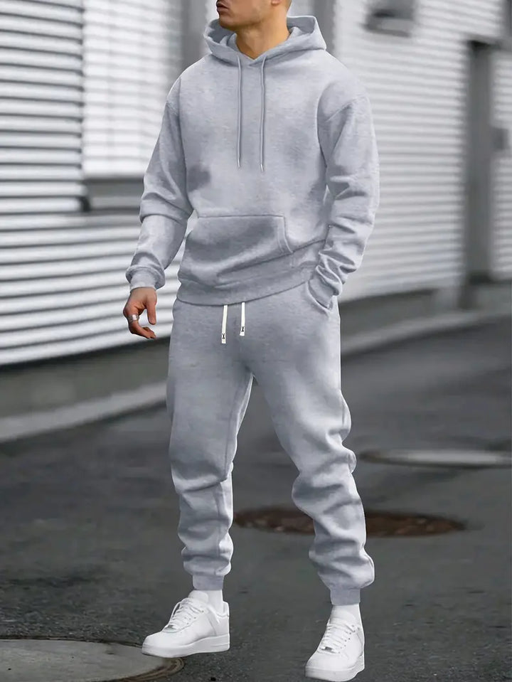 Sporty træningsdragt til mænd med sweatshirt og bukser