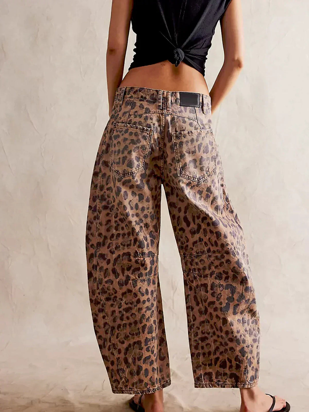 Damejeans med leopardprint og tøndemønster