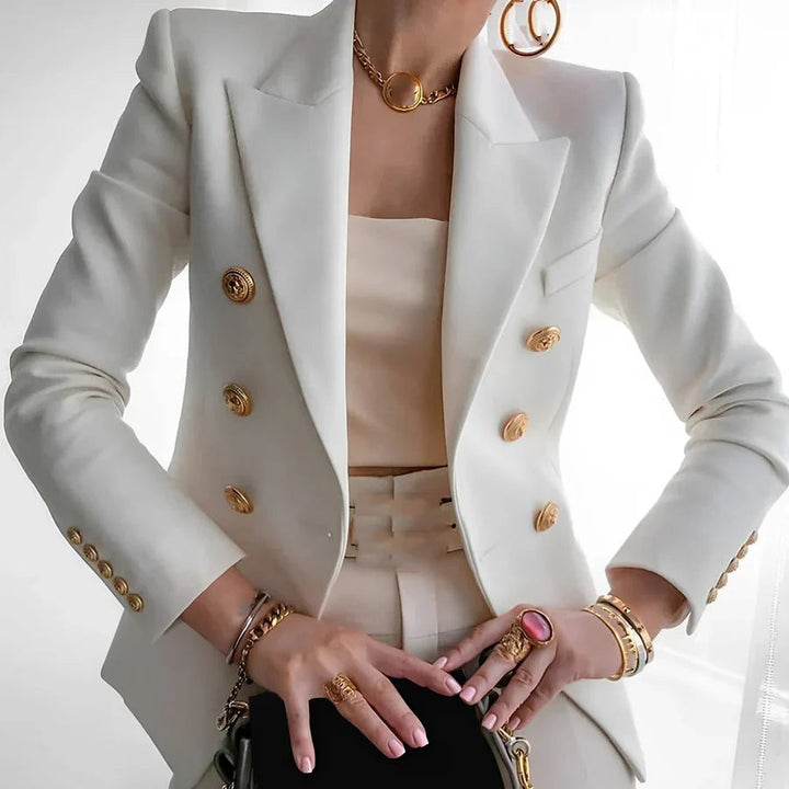 Tætsiddende blazer med store knapper