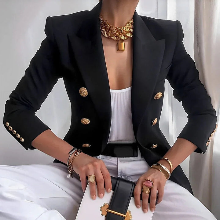 Tætsiddende blazer med store knapper