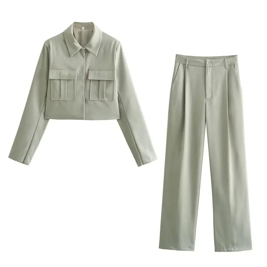 To-delt dame sæt med cropped blazer og højtaljede bukser