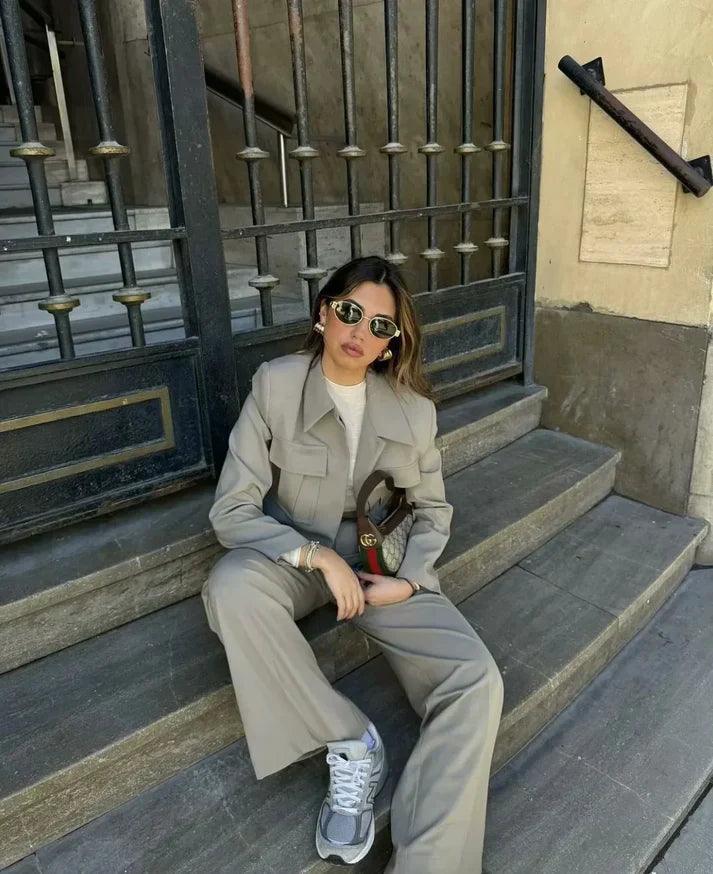 To-delt dame sæt med cropped blazer og højtaljede bukser