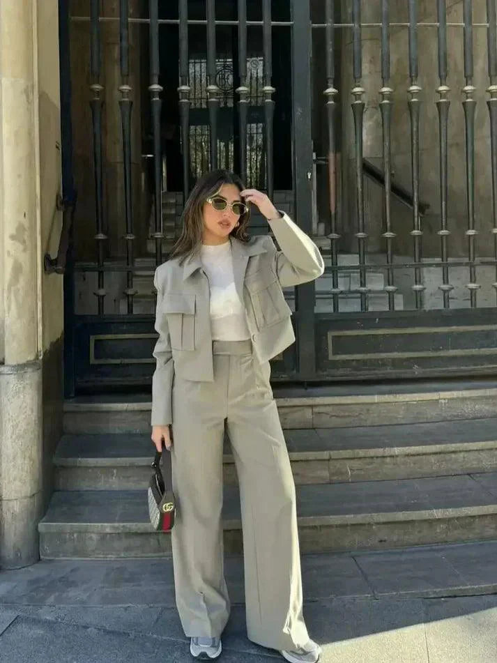 To-delt dame sæt med cropped blazer og højtaljede bukser