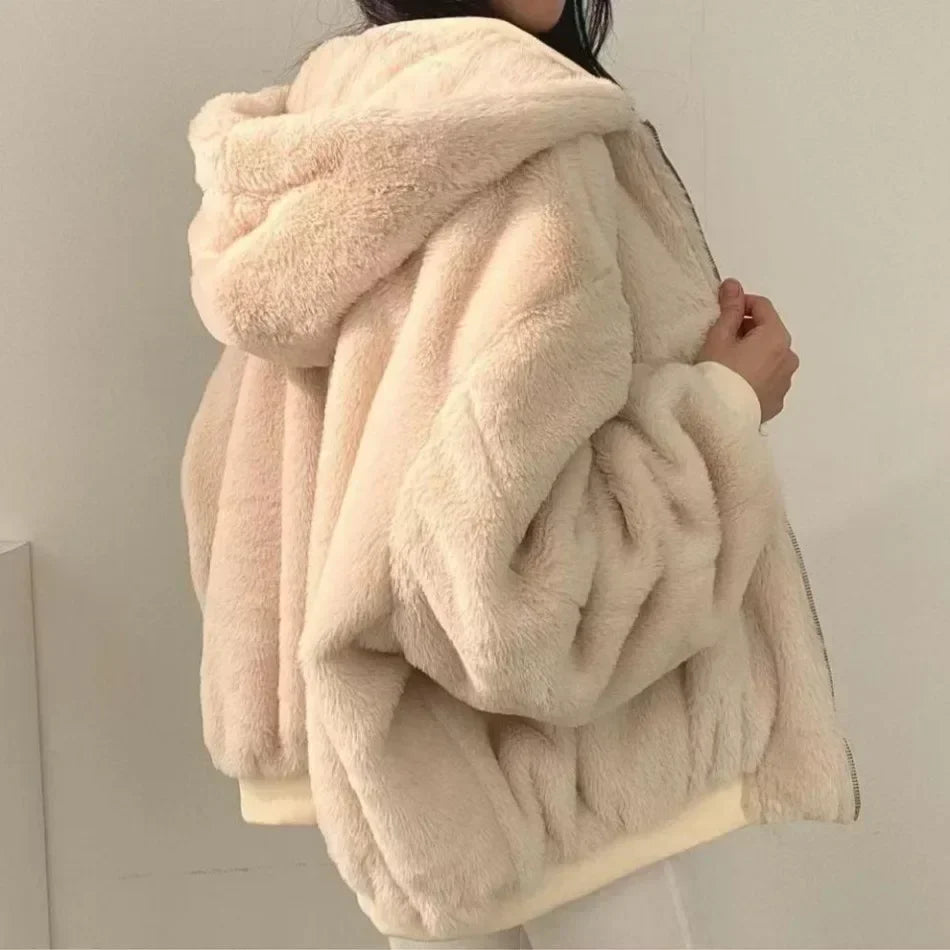 Løs damjakke med detaljeret kantlukning