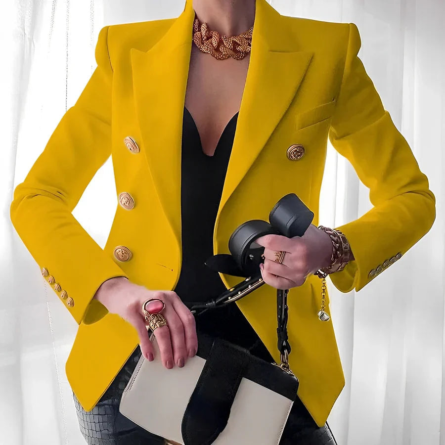Tætsiddende blazer med store knapper