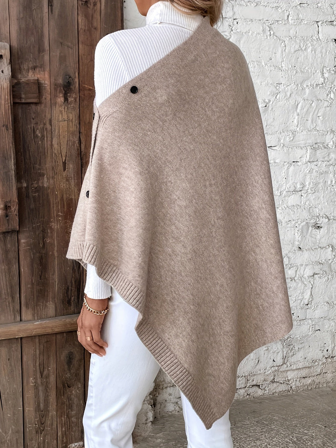 Dame poncho med knapper og struktur
