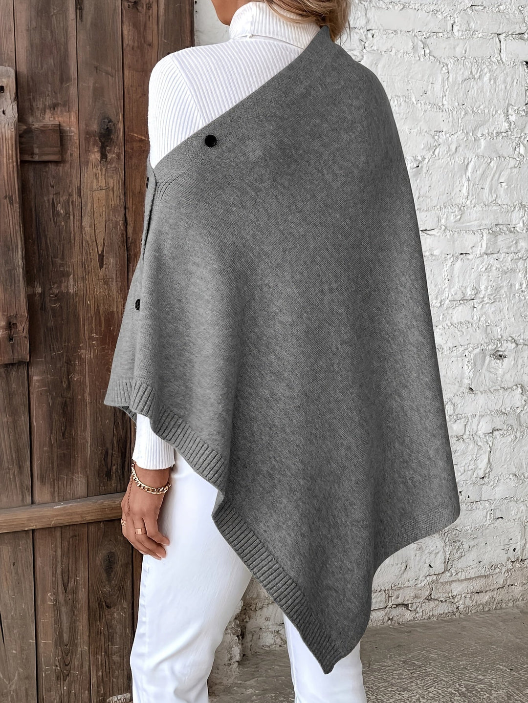 Dame poncho med knapper og struktur