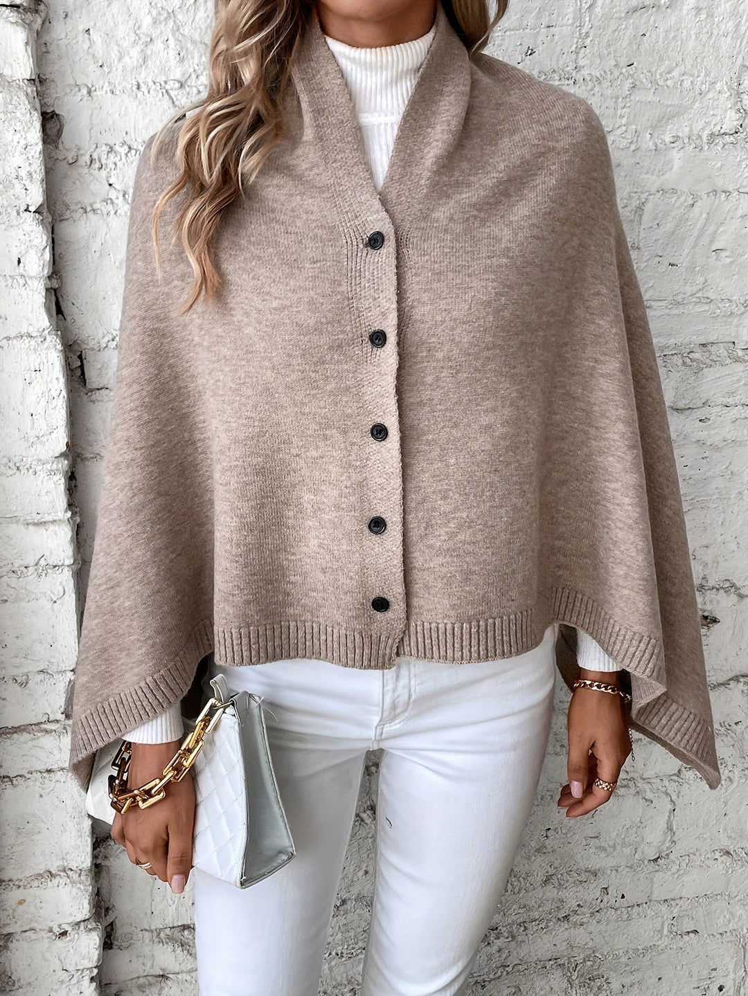 Dame poncho med knapper og struktur