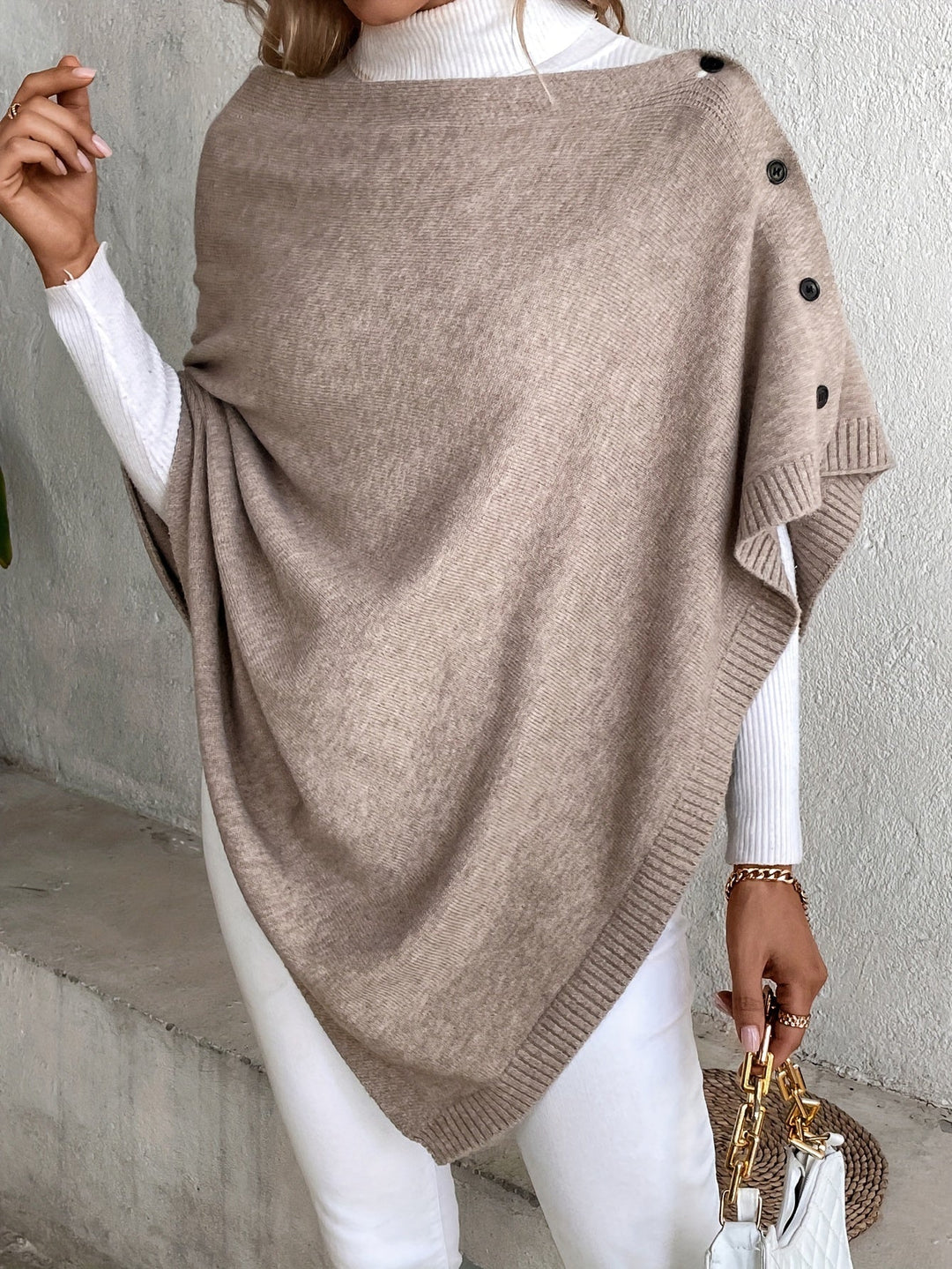 Dame poncho med knapper og struktur