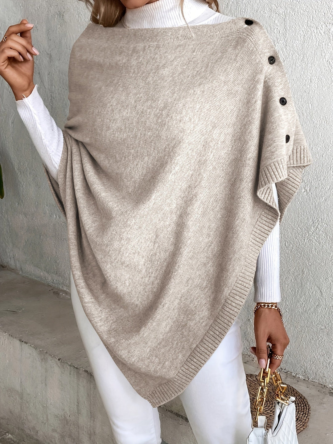 Dame poncho med knapper og struktur