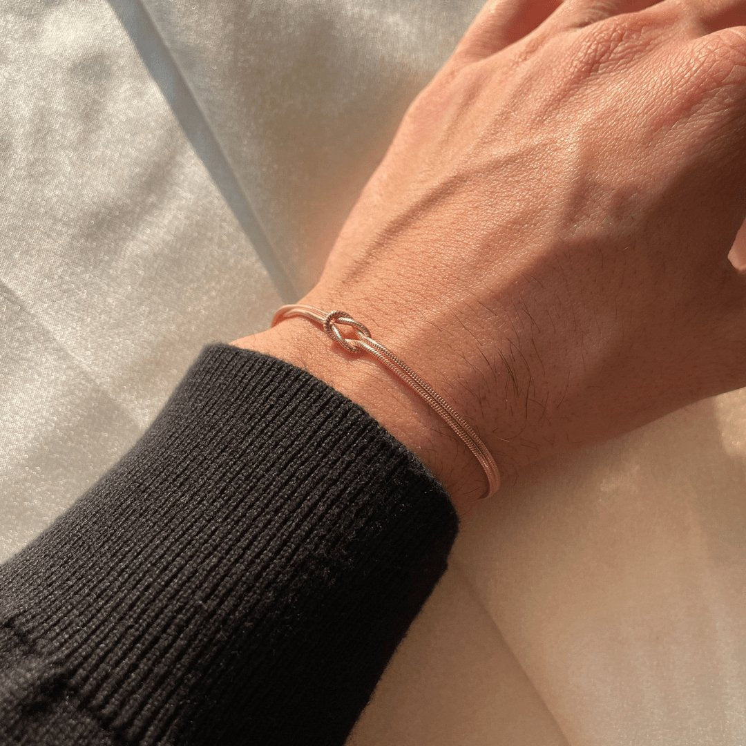 Romantisk armbånd med knudedetaljer